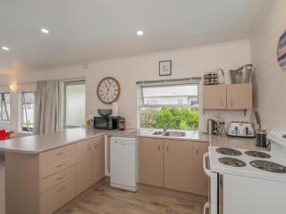 Bach Life on Seabreeze - Whangamata Holiday Home - Whangamata - 2