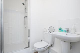 Impeccable 2-Bed Apartment in Romford - 2