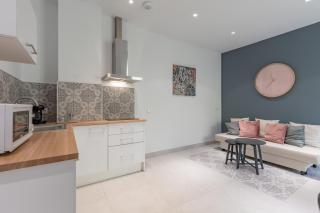 Chic & Comfortable Apartment, Private Terrace - 4