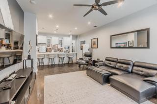 Stunning Townhome Near Uptown - 9