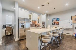 Stunning Townhome Near Uptown - 6