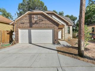 Gorgeous Downtown 4 Bedroom - 6