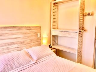 Petite Suite Juquehy - A 2 quadras do Mar - Pequena mas completa - 13 metros quadrados - Ar cond - Frigobar - Microondas - TV Smart - Serviço de Praia - Roupa cama e banho luxo - Wi Fi - Janelas e portas acústicas - Tudo Novo e cheiroso! - 1