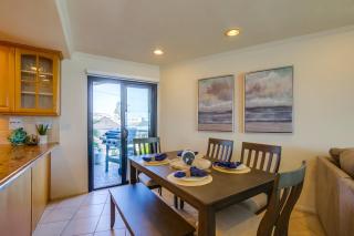 Cohasset Getaway Unit #3 Fantastic beachside vacation home with balcony & washer/dryer - 2