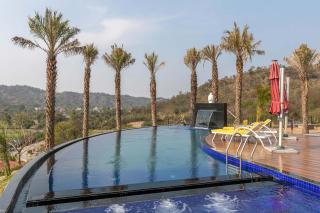 StayVista at Brickwood Hill with Outdoor Infinity Pool & Jacuzzi - Chandīgarh - 5