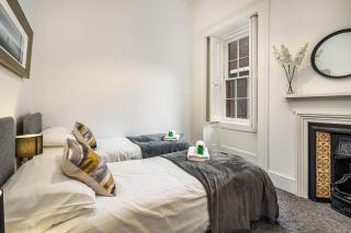 Renfrew Residence Central Glasgow 4-Bed Flat - 6