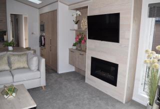 Honey Bee Lodge With Hot Tub - York - 3