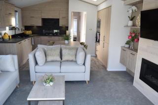 Honey Bee Lodge With Hot Tub - York - 5
