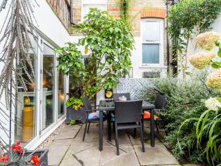 Stylish 2-Bed Flat w Private Garden in Crouch End - Pass the Keys - 7