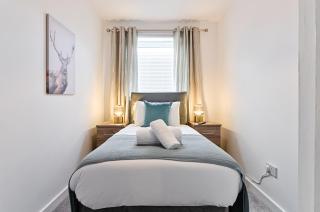 Spacious 3 Bed - Smart TVs - Great for Work Stays - 5