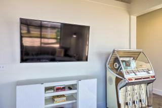 Unique Texas Home in Converted Gas Station! - Schulenburg - 5