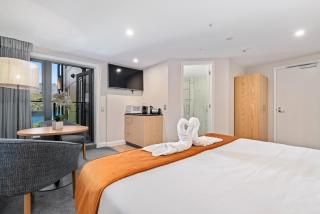 Lovely Lakefront Unit with View - Queenstown - 4