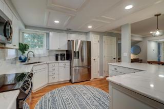 New Floors, Furniture, New TVs, King, 2-Twins, Bikes & Beach Gear Included - 6