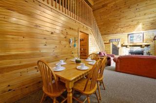Beautiful 2 Bed Cabin with Hot Tub and Resort Pool - Sevierville - 2