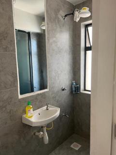Cosy & Stylish studio apartment near JKIA, SGR with high speed WiFi, NETFLIX, free parking and secure. - Nairobi - 2