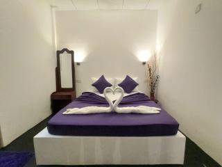 Peacock's Paradise Safari Hostel - 0