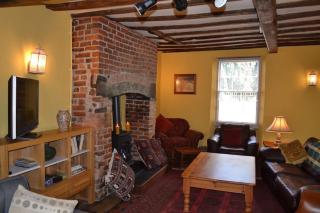 Spacious ground floor apartment. No 1A The Stables - 1