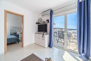 Luka's SEA View Terrace & Steps from the Beach apartment - Mirce - 9