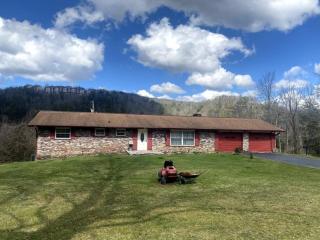 Big Bear Family House, 7 Bed Rooms, 2 Living rooms, Fire Pit - Gatlinburg - 0