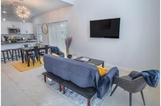 BRAND NEW Stylish 3BR2BA Near Exciting Downtown - San Antonio - 5