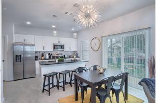BRAND NEW Stylish 3BR2BA Near Exciting Downtown - San Antonio - 6