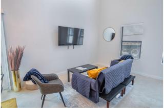 BRAND NEW Stylish 3BR2BA Near Exciting Downtown - San Antonio - 4