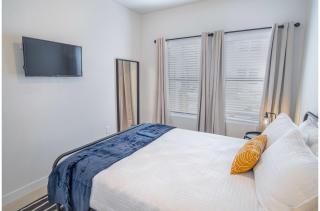 BRAND NEW Stylish 3BR2BA Near Exciting Downtown - San Antonio - 1