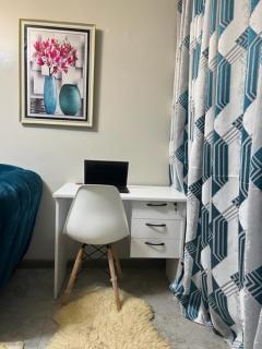 Cosy & Stylish studio apartment near JKIA, SGR with high speed WiFi, NETFLIX, free parking and secure. - Nairobi - 8
