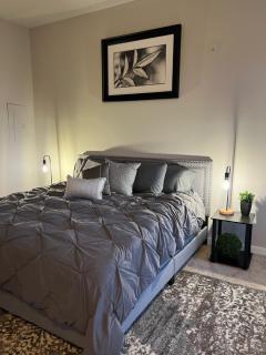 Uptown Gem Spacious Condo With Parking-WiFi-10 min walk to Spectrum Center - Charlotte - 0