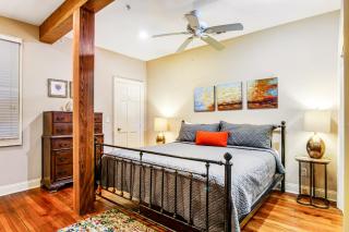Historic City Market Loft Off Broughton - Savannah - 2