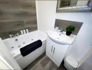 Albert Luxury Hottub & Jacuzzi Apartments - 5