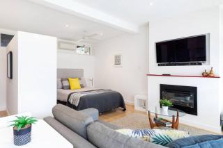 Modern Stylish Self-contained Studio Apartment - 0