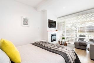Modern Stylish Self-contained Studio Apartment - Burnside - 8