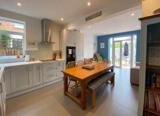 Charming 3 bed house and garden, pet friendly - 0