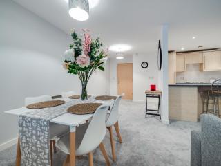 Pass the Keys Spacious Manchester Apartment with Parking - Manchester - 3