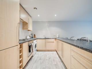 Pass the Keys Spacious Manchester Apartment with Parking - Manchester - 1