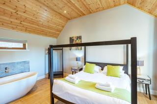 Kestrel Lodge 7 with Hot Tub - Newton Stewart - 5
