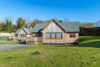 Kestrel Lodge 7 with Hot Tub - Newton Stewart - 1
