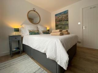 Starboard Side Brixham - Ideal seaside getaway with parking - 2