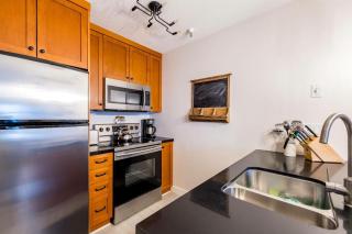 1BR plus Den Village Condo with Mountain Views and Hot Tub by Harmony Whistler - Whistler - 8