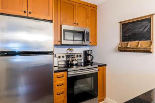1BR plus Den Village Condo with Mountain Views and Hot Tub by Harmony Whistler - Whistler - 7