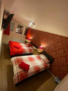 Victoria Centre Apartments in the Victoria Centre Shopping Centre - Nottingham City Centre - 24 hour access - Most Central Location, Kitchen - Sunday check-out 1pm - Opposite Hilton by Restaurants & Shops - Outdoor Parking Cars or Vans five pounds a day - Nottingham - 1