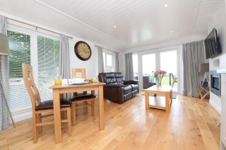 Super King Lodge-Sleeps 2-HotTub-Sea View - Langbank - 6