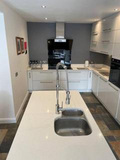 Luxury Portrush Holiday Homes - The Glynn, Portrush Sleeps 12 - 5 bedrooms - Portrush - 2