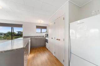 Rainbow Lake House - Lake Taupō Holiday Home - 6