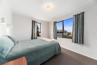 Rainbow Lake House - Lake Taupō Holiday Home - 3