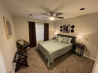 The Drover House by USAO in Chickasha, Fenced Yard, King Bed, Smart TV, High Speed WIFI & Covered Parking - 7