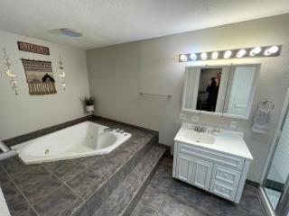 The Drover House by USAO in Chickasha, Fenced Yard, King Bed, Smart TV, High Speed WIFI & Covered Parking - 6