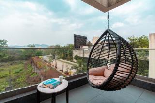 StayVista's Bianco Villa - Hill-View Villa with Private Pool, Jacuzzi, Gym & Games Room - Lonavala - 8