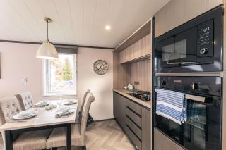 Rueben's Lodge with Hot Tub - 6